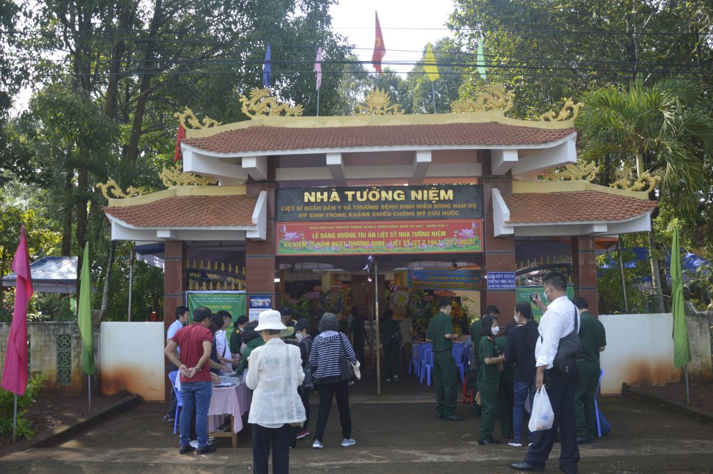 Dâng hương Nhà tưởng niệm