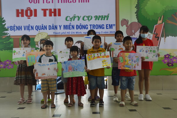 Các em với những tác phẩm đạt giải của mình.