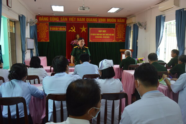 Đồng chí Giám đốc Bệnh viện phát biểu trong buổi họp mặt.